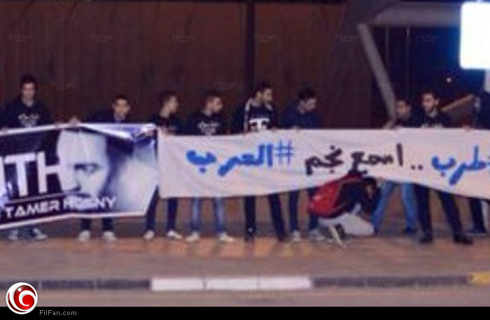 الجمهور حمل اللافتات استقبالا لتامر حسني