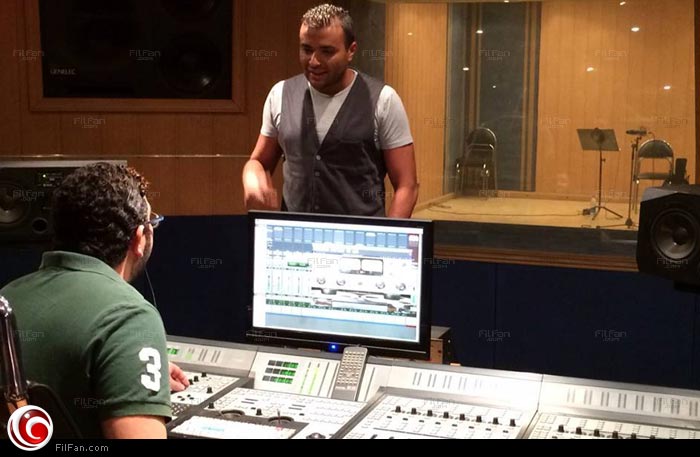 رامي صبري في الأستوديو أثناء تسجيل الأغنية