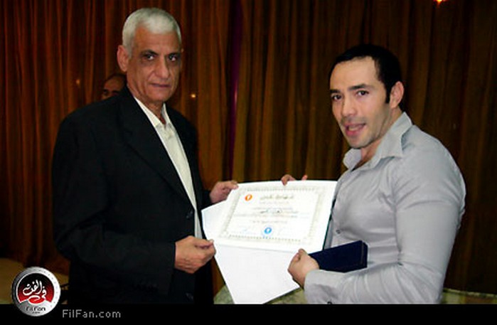 الفنان رامي أثناء تسلمه شهادة تقدير نادي الشمس