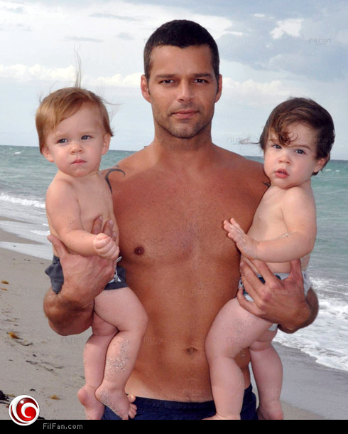 ريكي مارتن مع ابنيه  ماتو وفالانتينو