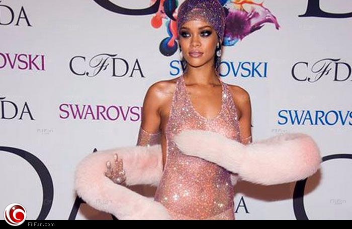 ريانا مرتدية فستانها الفاضح