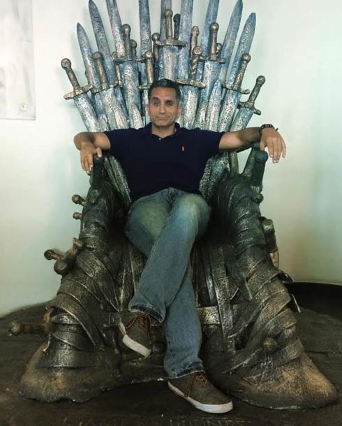 باسم يوسف جالس على &quot;العرش الحديدي&quot;