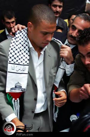اللاعب العالمي رونالدو أثناء زيارته لفلسطين