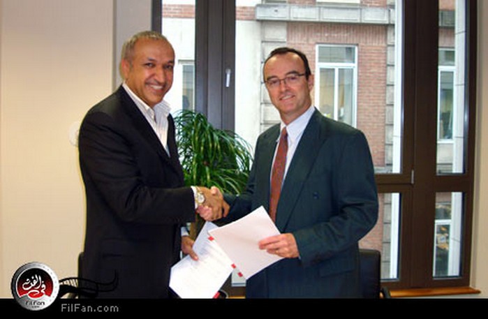 مسئولا روتانا وسوني أثناء توقيع العقد