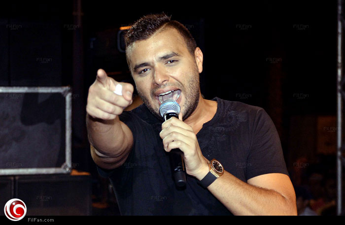 رامي أثناء غنائه بالحفل