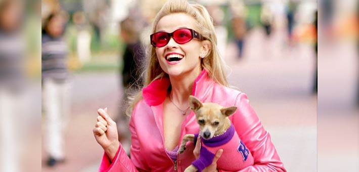 ريس ويذرسبون مع كلبها في الفيلم