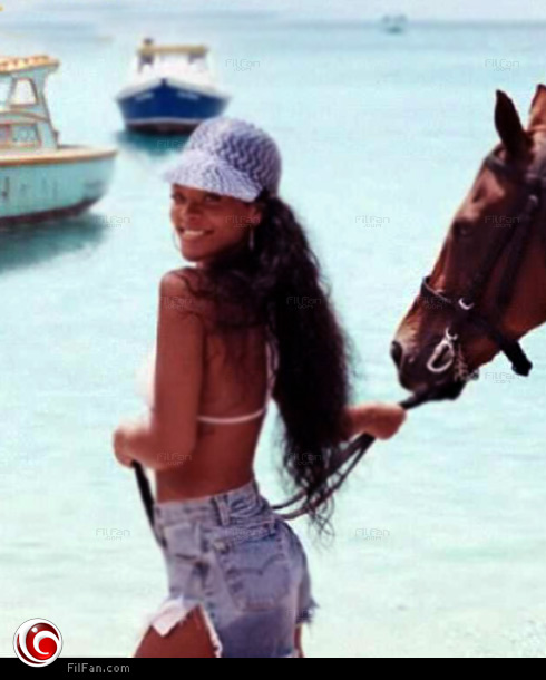 ريانا مع الحصان على الشاطىء