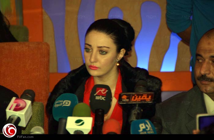 صافينار في المؤتمر الصحفي الذي عقدته لشرح ملابسات رقصها بالعلم المصري