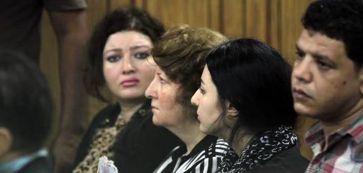 صافينار ووالدتها واختها في المحكمة