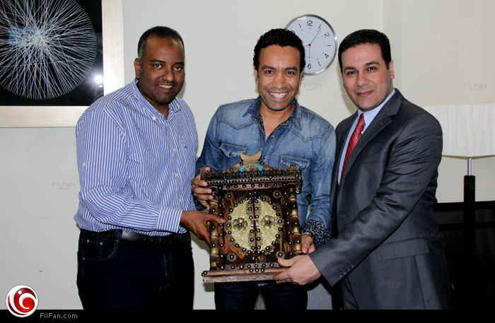 مظهر شاهين يهدي سامح حسين نسخة من المصحف الشريف