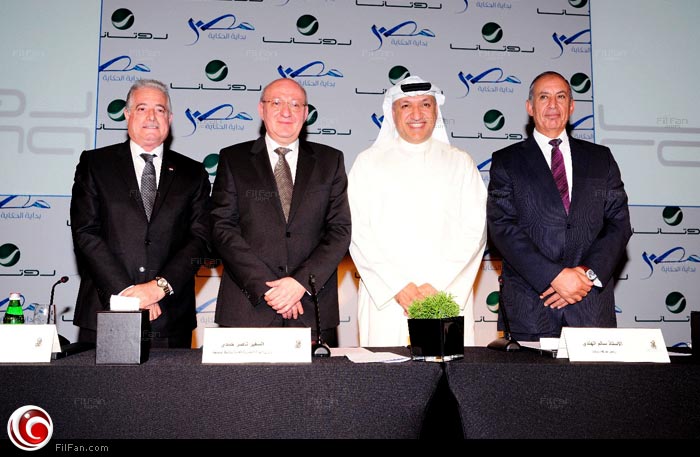 صورة جماعية بعد توقيع العقد