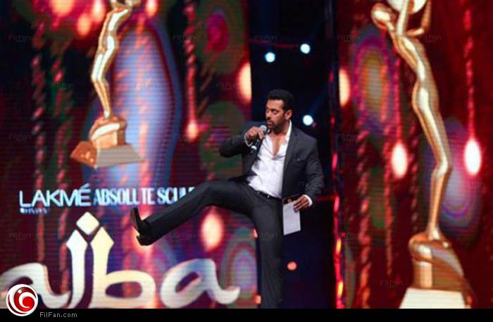 سلمان خان أثناء مشاركته في تقديم حفل &quot;Arab Indo Bollywood Awards AIBA&quot;