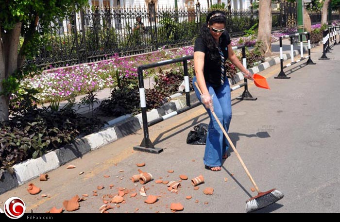 سما المصري تنظف الشارع