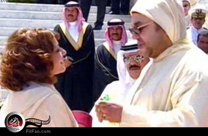 سميرة أمام ملك المغرب وهو يوشحها بالوسام الملكي