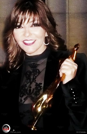 سميرة سعيد أثناء تسلمها الجائزة