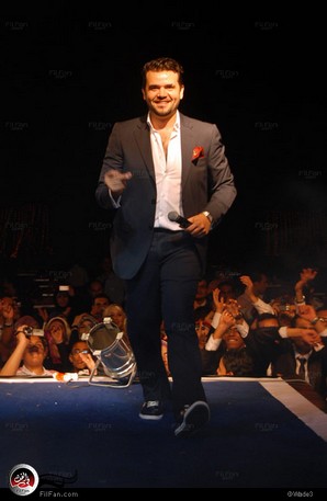 سامو زين في حفل تخرج تجارة إنجليزي