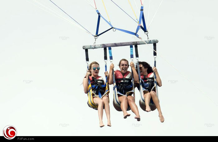 سيلينا تستمتع بجولتها بالمظلة مع كارا