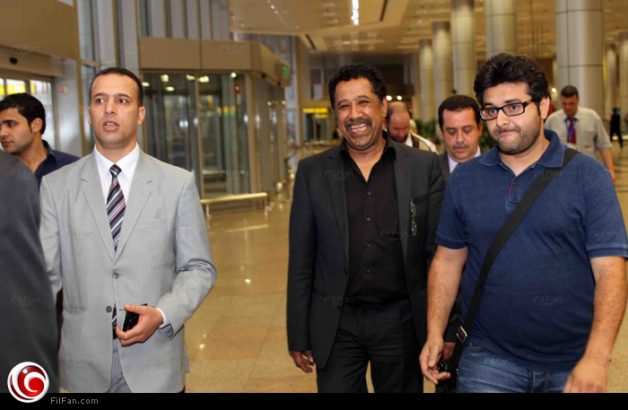 وصول الشاب خالد إلى مطار القاهرة