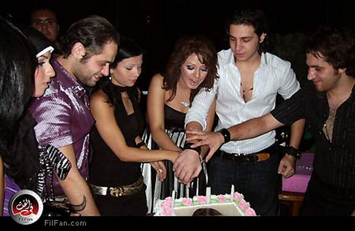 شاهيناز وأصدقاؤها يقطعون تورتة عيد الميلاد -تصوير: محمد طعيمة
