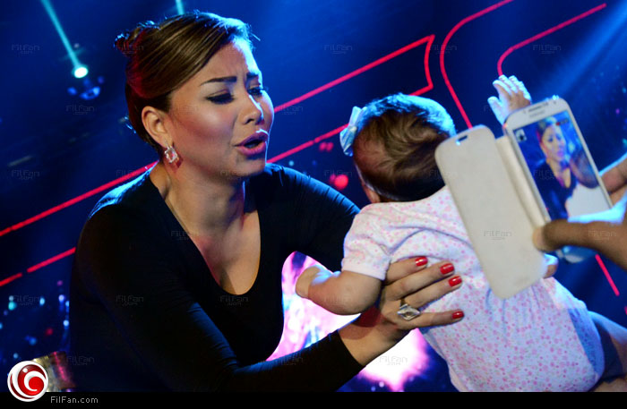 شيرين تحمل طفلة صغيرة