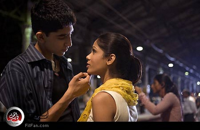 فريدا بينتو وديف باتيل في مشهد من فيلم Slumdog MilIionaire