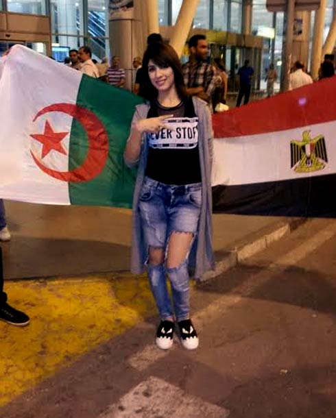 سهيلة بن لشهب بجانب العلم المصري والجزائري