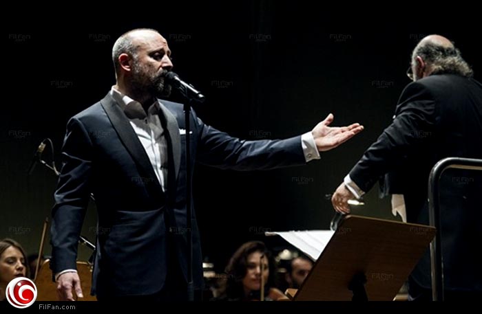 هاليت أرجنتش يغني في الحفل