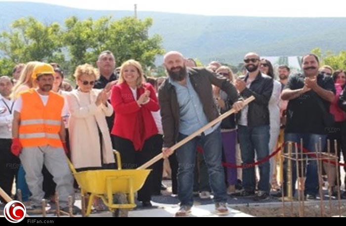 هاليت أرجنتش يضع حجر أساس القرية التي تحمل اسم مؤلفة المسلسل