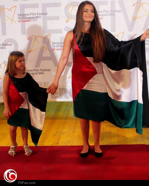 سابي البوسنية وابنتها بعلم فلسطين
