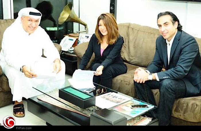 سميرة سعيد تتوسط فراس خشمان وسالم الهندي خلال التعاقد مع &quot;روتانا&quot;