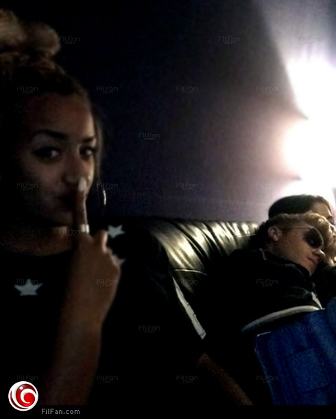 جستين بيبر نائم على كتف سيلينا جوميز في الأستوديو