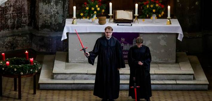 القس يمسك بسيف شبيه بسيوف Star Wars