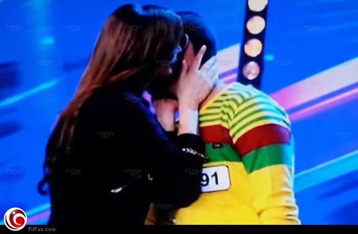 إليسا وهي تقبل مصطفى