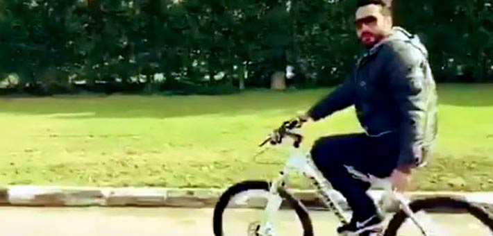 تامر حسني يتمرن بقيادة دراجته