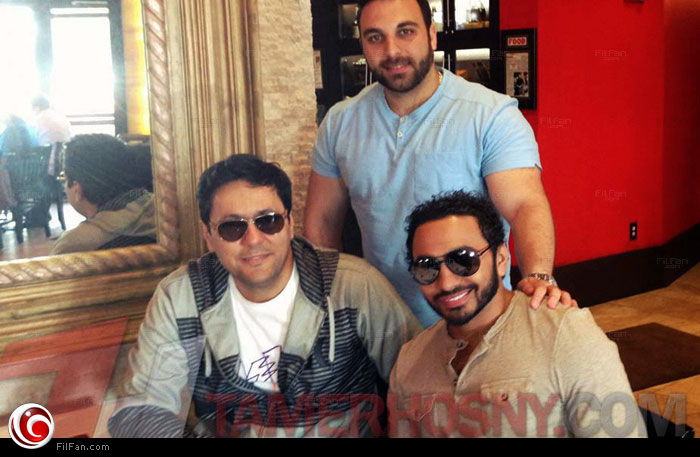 تامر حسني مع شقيق شاكيرا وطارق فريتخ