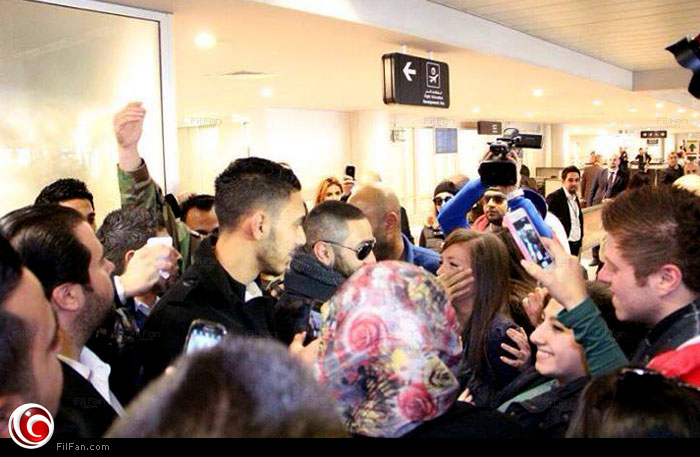 تامر خلال وصوله مطار بيروت