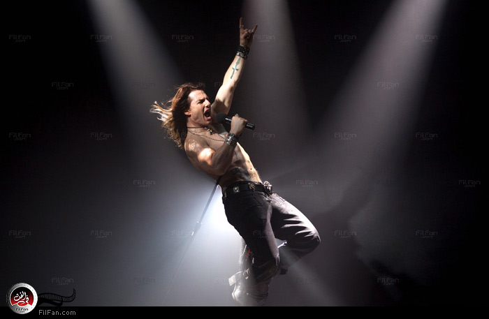 توم كروز يغني روك