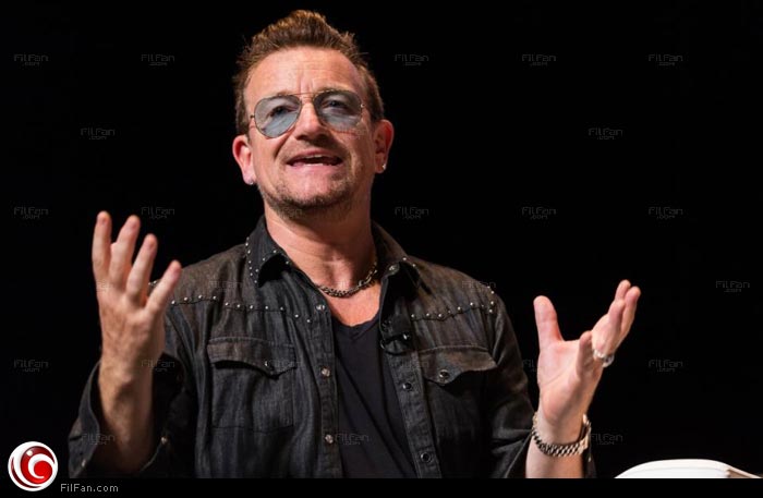 الرئيس البرازيلي لولا دا سيلفا (إلى اليمين) مصافحا بونو مطرب فرقة موسيقى الروك الايرلندية &quot;يو 2&quot; -الصورة من : رويترز