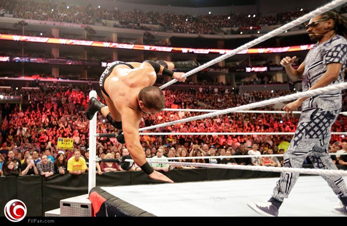 سنوب دوج يطرح كيرتس أكسل من خارج الحلبة