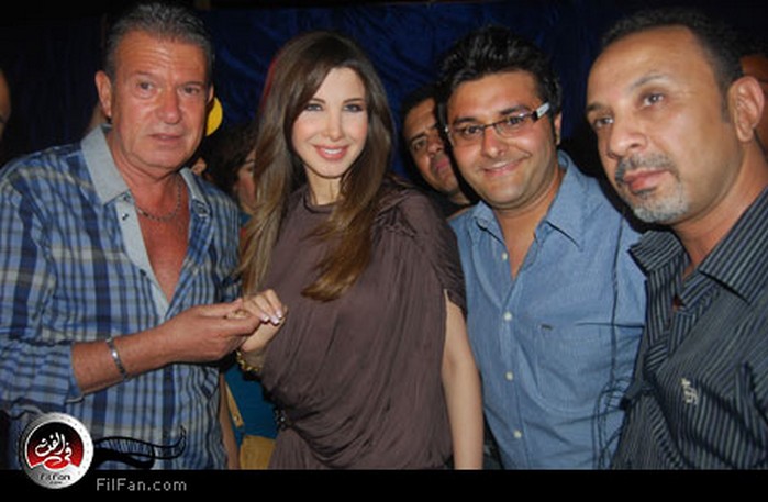 وليد منصور مع نانسي عجرم ومدير أعمالها جيجي لامارا في حفل الجامعة الأمريكية