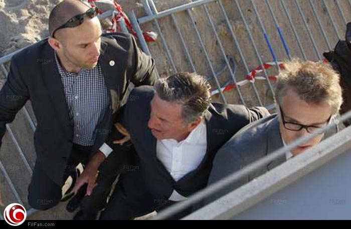 كريستوف والتز يختبئ بعد سماع طلقات النار العشوائية