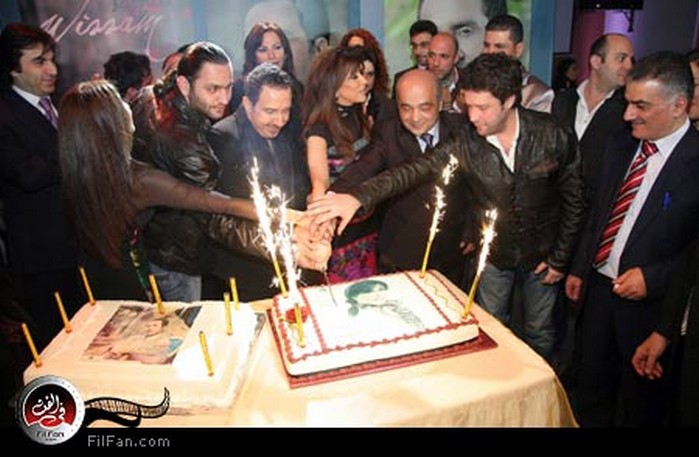 لقطة من الاحتفال بعيد ميلاد نجوى كرم