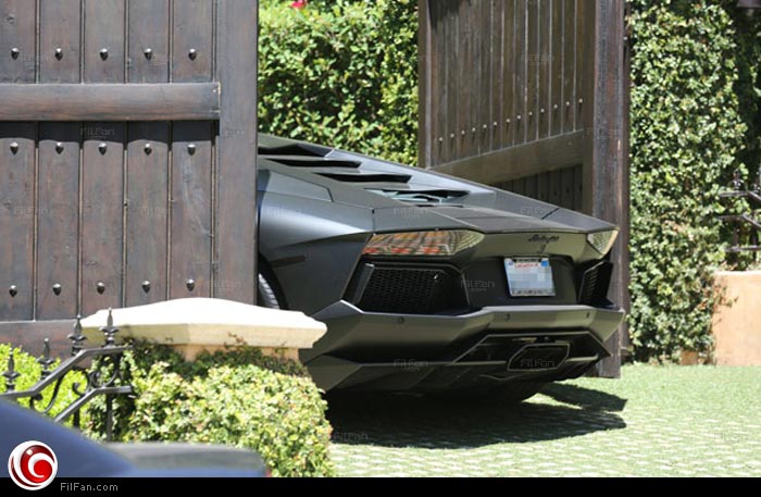 الأبواب الإلكترونية تغلق على سيارة ويست