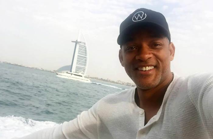 ويل سميث أمام برج العرب في دبي