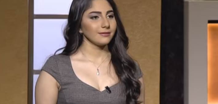 المخرجة البوسنية ياسميلا زبانيتش تحمل جائزتها - الصورة من رويترز.