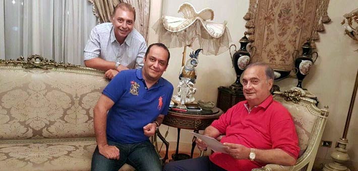 سمير زاهر مع المنتج ماجد تادرس أثناء توقيع العقد