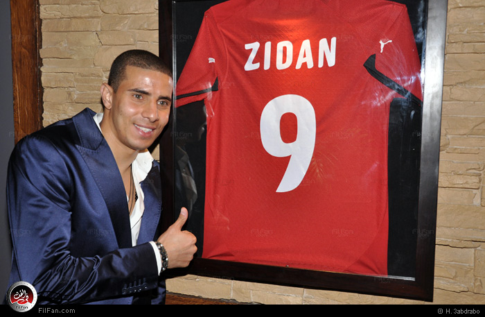 زيدان مع التي شيرت رقم 9 الشهير