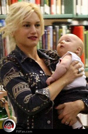 النجمة جوين ستيفاني تحمل طفلها زوما