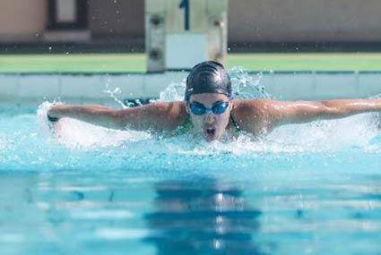 ياسمين صبري تمارس السباحة 