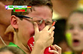 طفل برازيلي يبكي على متخب بلاده
